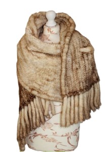 Szal z futra norki pleciony z kieszeniami.