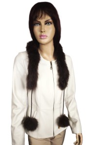 Boa z naturalnego futra lisa z ozdobnym pomponem