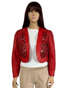 Czerwona kurtka skórzana z koralikami