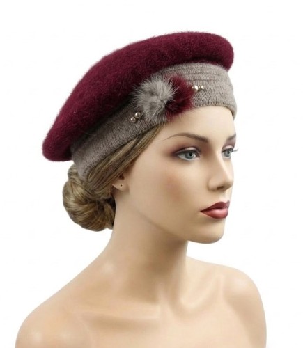 Beret szaro-bordowy z dzianiny – pompon z norki i koraliki.jpg