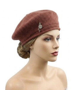 Wełniany beret damski z ozdobą