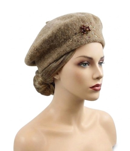 Beret beżowy z ozdobą z koralików.jpg