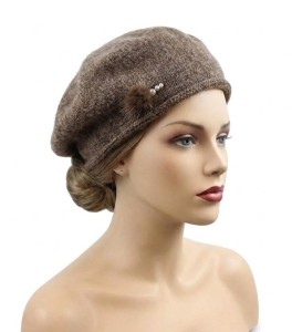 Beret z koralikiem i mini pomponem z norki