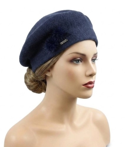 Granatowy beret z dzianiny z ozdobą z futra.jpg
