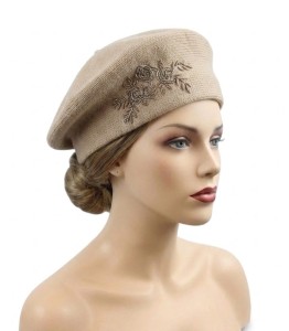 Wełniany beret z naszywką i koralikami