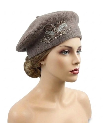Wełniany beret z naszywką i koralikami brązowy .jpg