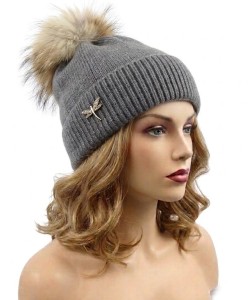 Czapka zimowa z broszką w kształcie ważki