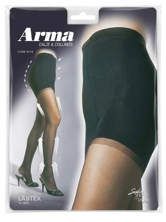 Przednia strona opakowania rajstop Arma Long Shorts Lastex 10 DEN przedstawiająca modelkę w czarnych rajstopach z wyraźnie zaznaczoną, przedłużoną częścią modelującą uda i pośladki.jpg