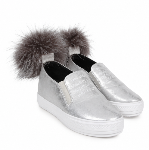 Srebrne sneakersy damskie slip on z dopinanymi pomponami z naturalnego futra lisa.png