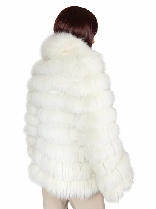 Eleganckie białe futro damskie – stylowy model, który przyciąga uwagę i pięknie prezentuje sylwetkę Parys Furs futro naturalne.png