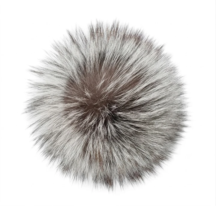 pompon z futra lisa srebrnego dodatek futro natralne Parys Furs.jpg