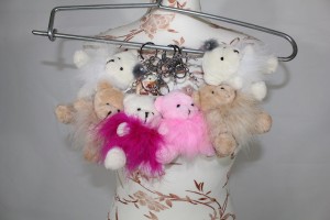 Brelok miś z pluszu i strusimi piórami – różne kolory