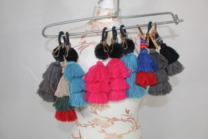 Brelok z wełnianymi frędzlami – różne kolory