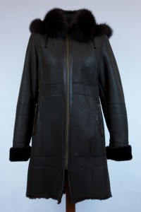 Kożuch damski z kapturem, futrzane wykończenie