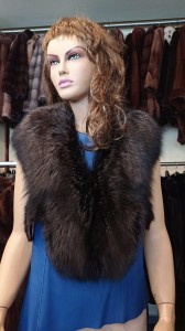 Kołnierz naturalnego futra lisa