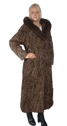 Model Kaja z kapturem. płaszcz z futra karakuł. Parys Furs 3.jpg