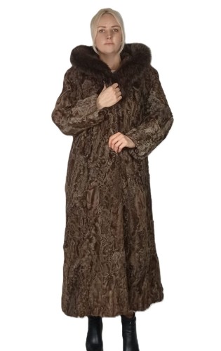 Model Kaja z kapturem. płaszcz z futra karakuł. Parys Furs 2.jpg