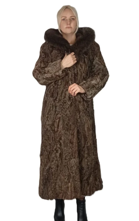 Model Kaja z kapturem. płaszcz z futra karakuł. Parys Furs 2.jpg