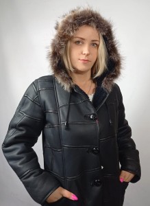 Stylowy kożuch z geometrycznym wzorem i futrzanym kapturem