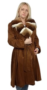 Płaszcz damski z zamszowej skóry z kloszowanym dołem