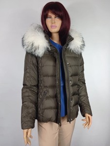 Kurtka puchowa z kapturem obszytym sztucznym futrem | Zora 