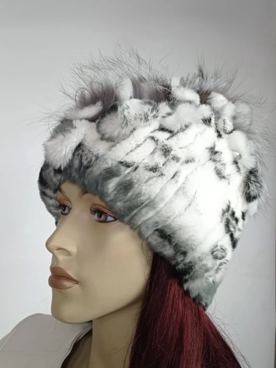 czapka z królika rex parys furs kolor biały w czarne centki 1.jpg